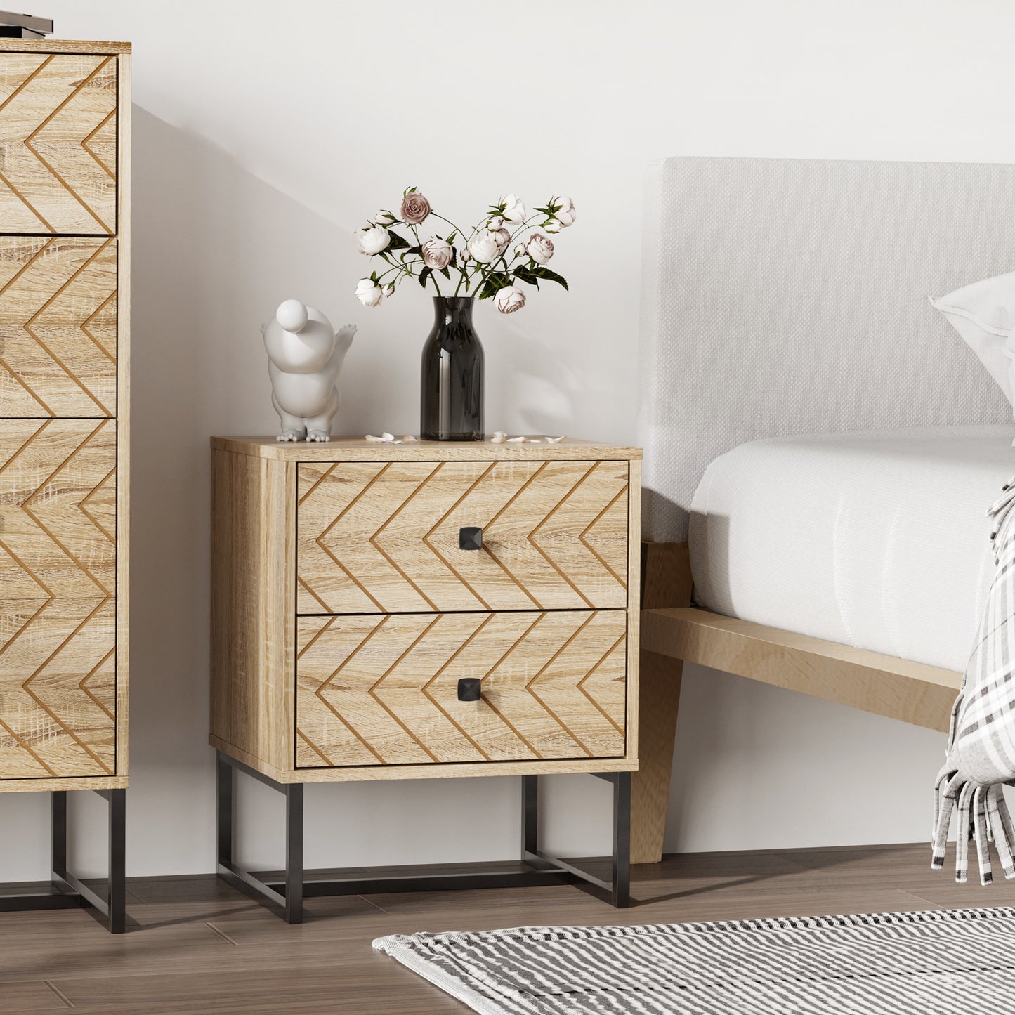 Table de chevet moderne avec tiroirs et pieds en métal, design en zigzag, couleur naturelle