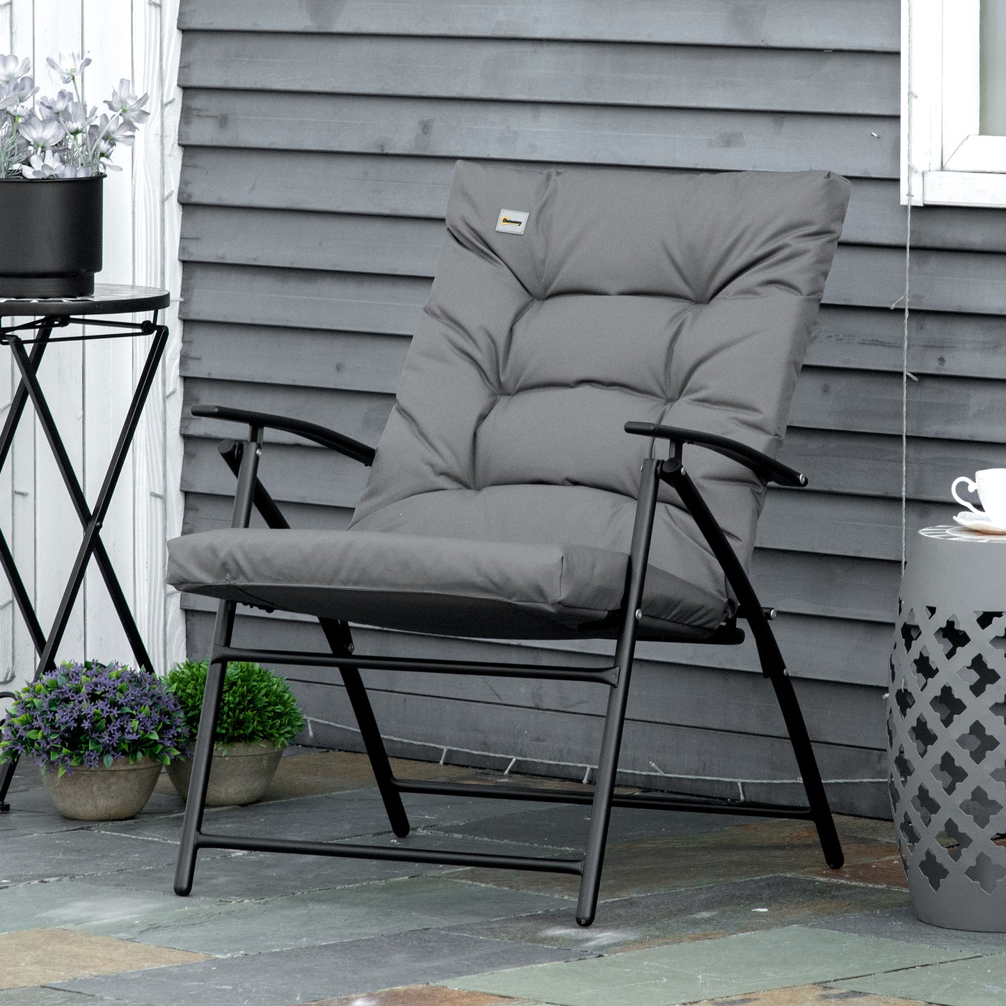 Chaise d’extérieur pliable inclinable en tissu gris avec accoudoirs et cadre en métal robuste