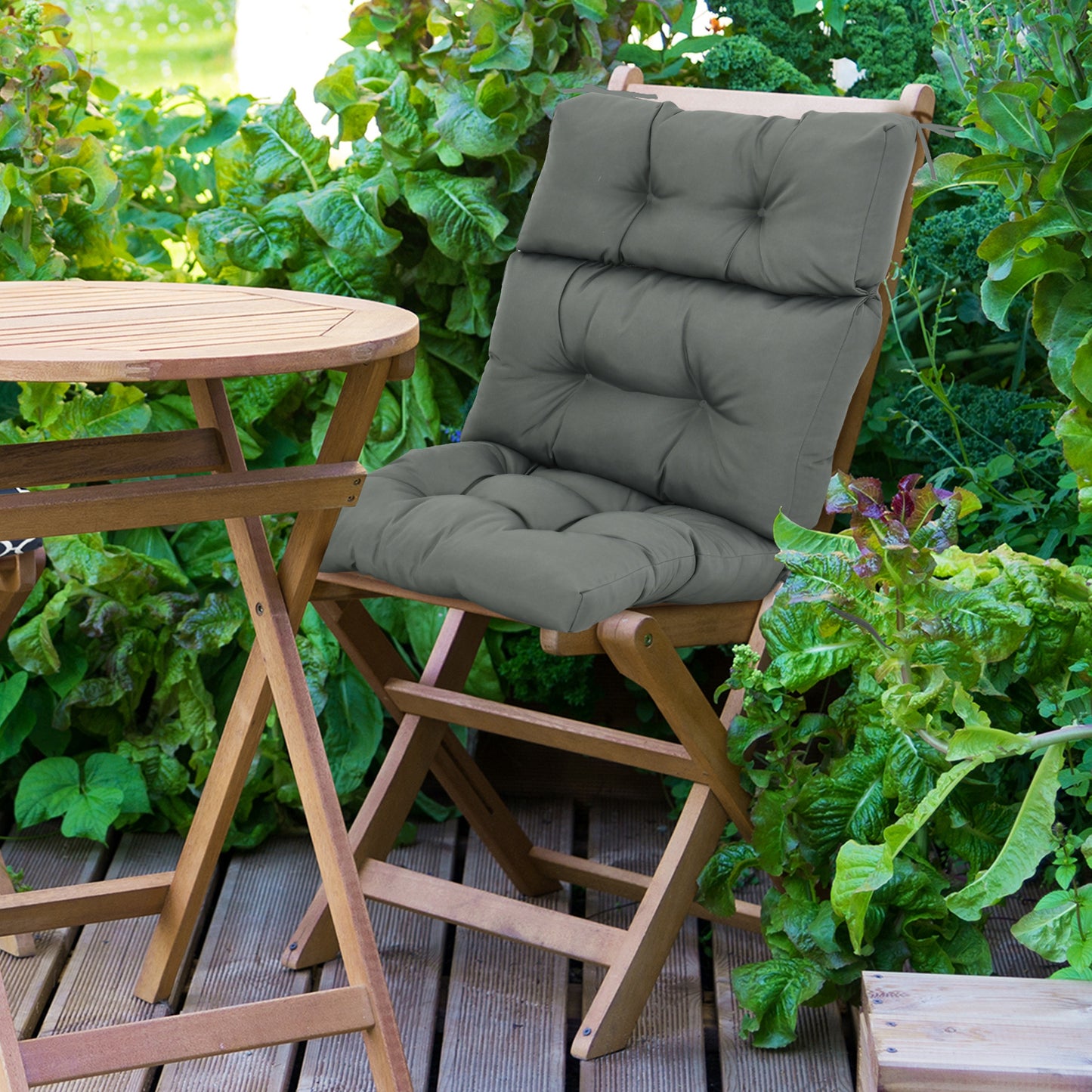 Coussin touffeté gris foncé avec rembourrage épais et attaches en corde, conçu pour chaise de patio extérieur