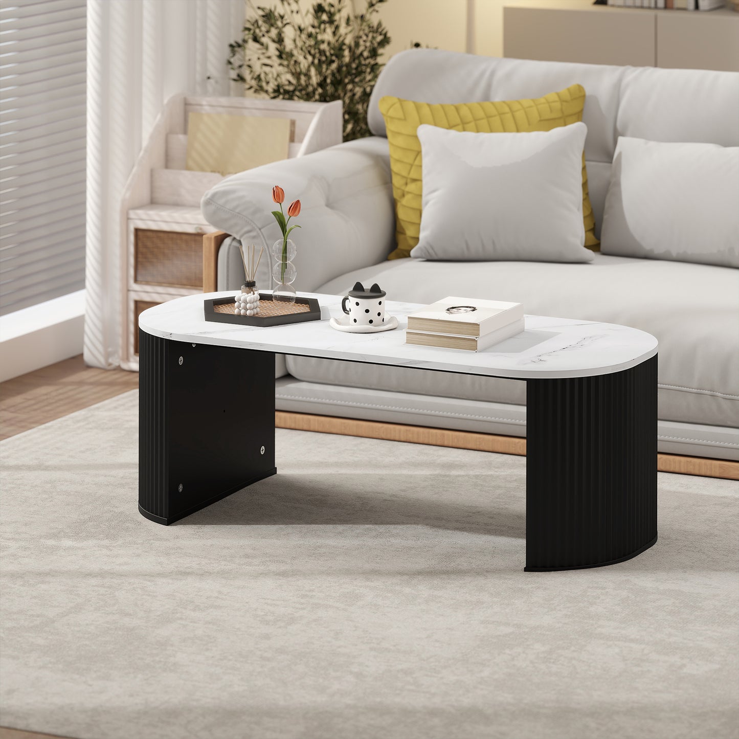Table de salon moderne effet marbre avec coins arrondis et pieds épais, noire