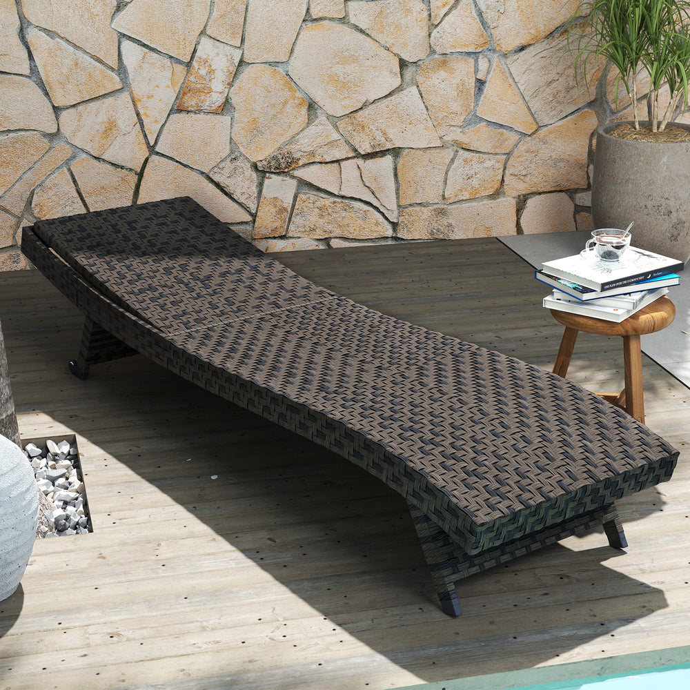 Chaise longue pliante d'extérieur en rotin inclinable avec dossier réglable sur 5 niveaux et roulettes, marron mélangé