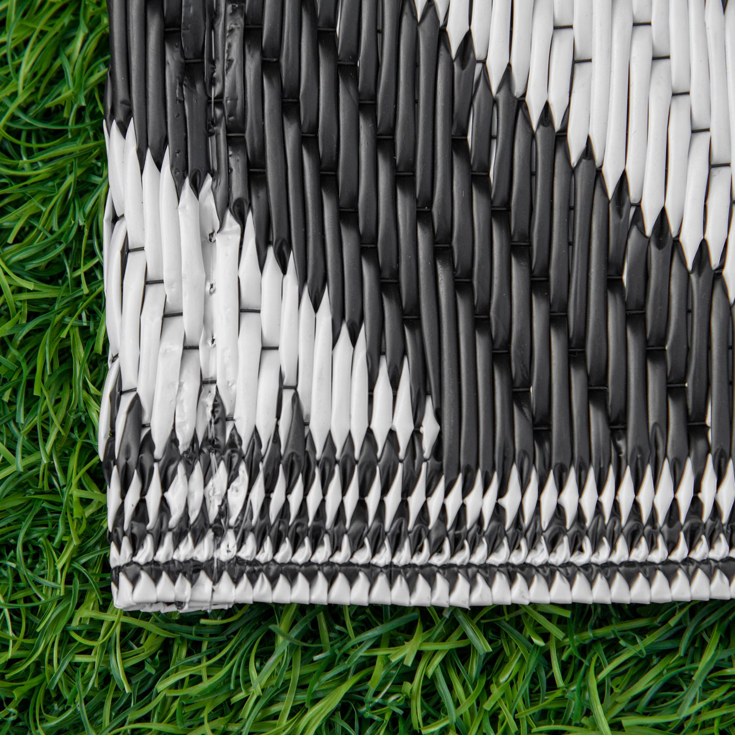 Reversible Outdoor Patio Rug, 1.5 x 2.4m Plastic Straw Mat for Garden, Patio, Beach, Camping, Black and White