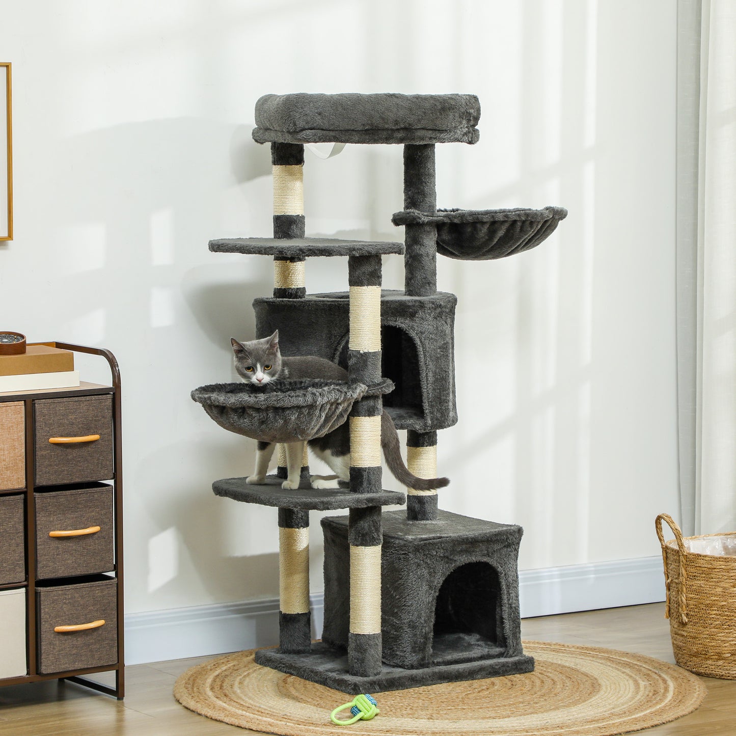Arbre à chat gris foncé avec griffoirs, lit douillet, plateformes multiples et hamacs, conçu pour les chats d’intérieur afin de favoriser le jeu et le repos