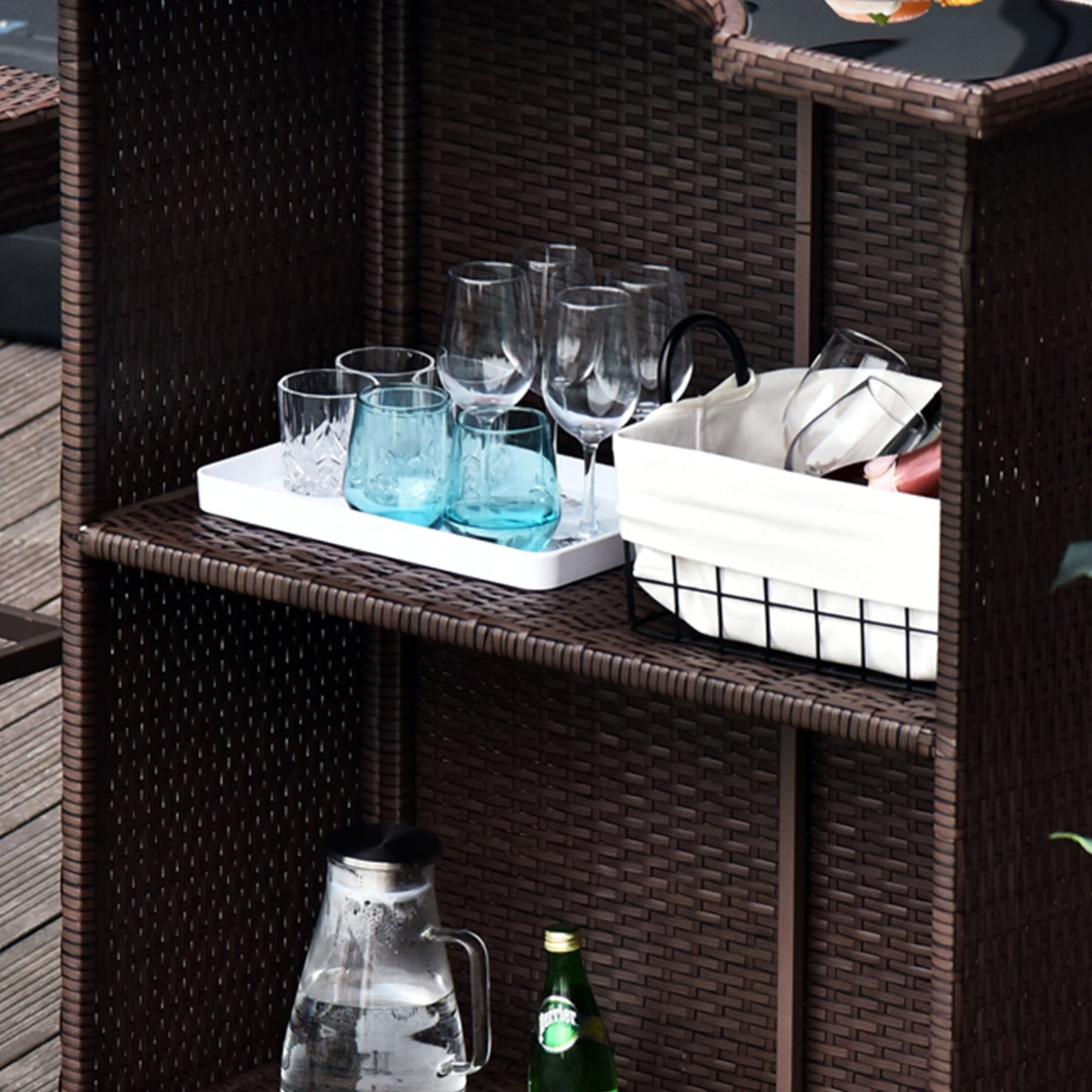 Ensemble de bar de terrasse 5 pièces, table et chaises hautes en rotin synthétique, avec plateau en verre trempé, étagères et 4 chaises de bar, marron foncé