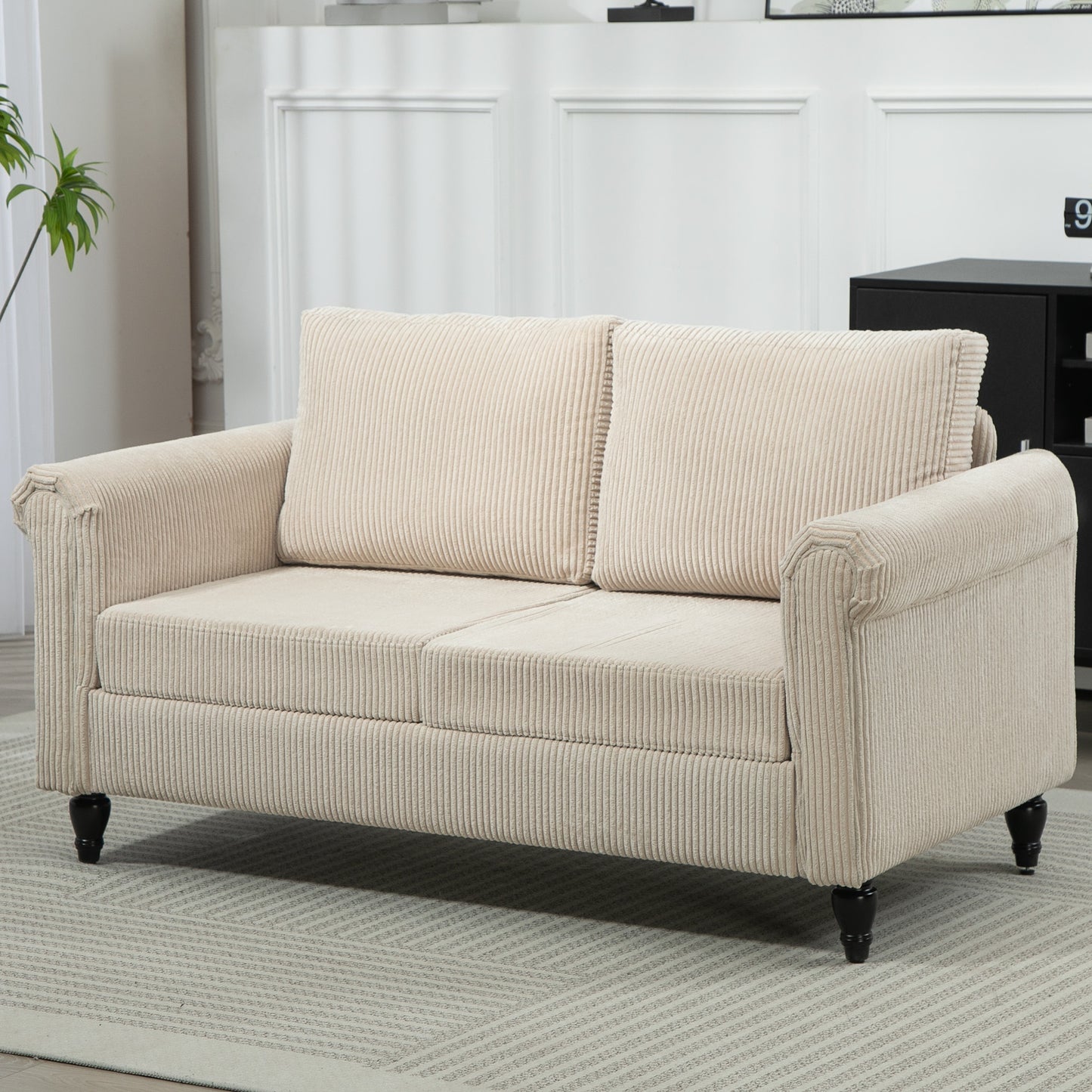 Canapé 2 places vintage beige avec accoudoirs roulés et pieds en bois d’hévéa – style classique pour salon ou bureau