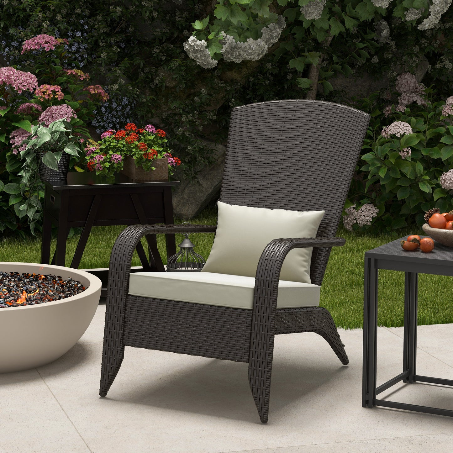 Chaise Adirondack en rotin avec coussins confortables couleur kaki, idéale pour patio extérieur