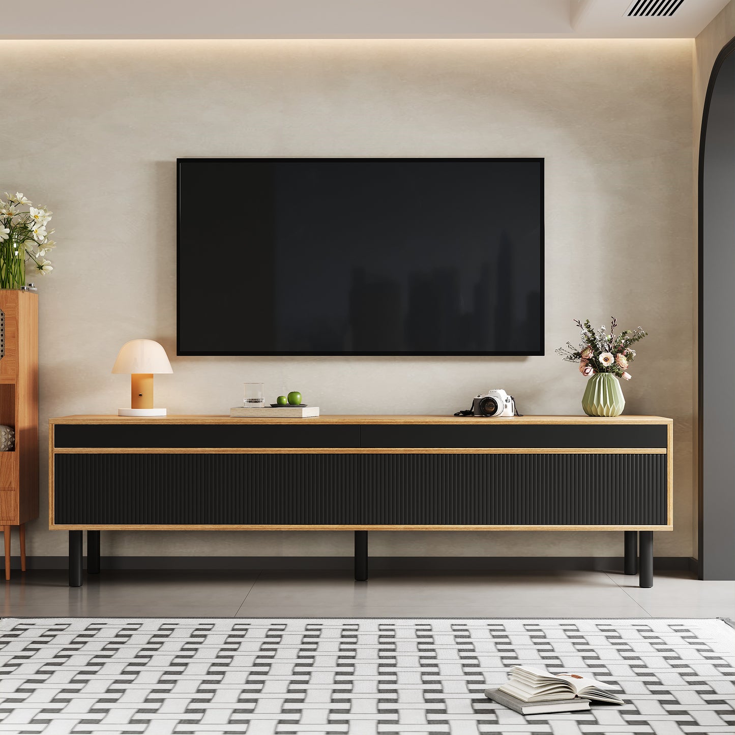 Meuble TV avec élégant motif à rayures et pieds en bois robustes, noir et naturel