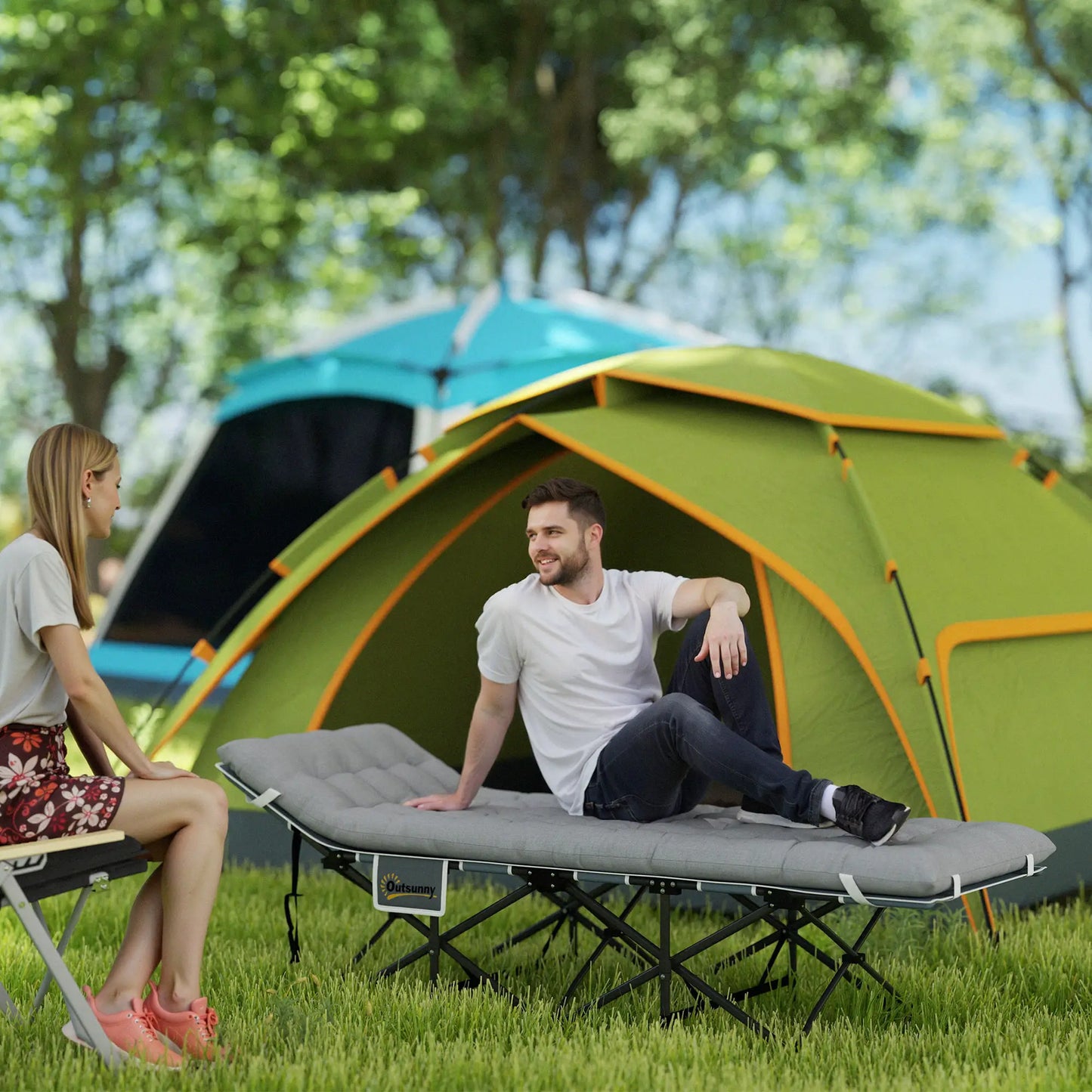 Lit de camp pliant pour adulte en gris clair avec matelas confortable, sac de transport et poche latérale de rangement, idéal pour le camping ou les voyages