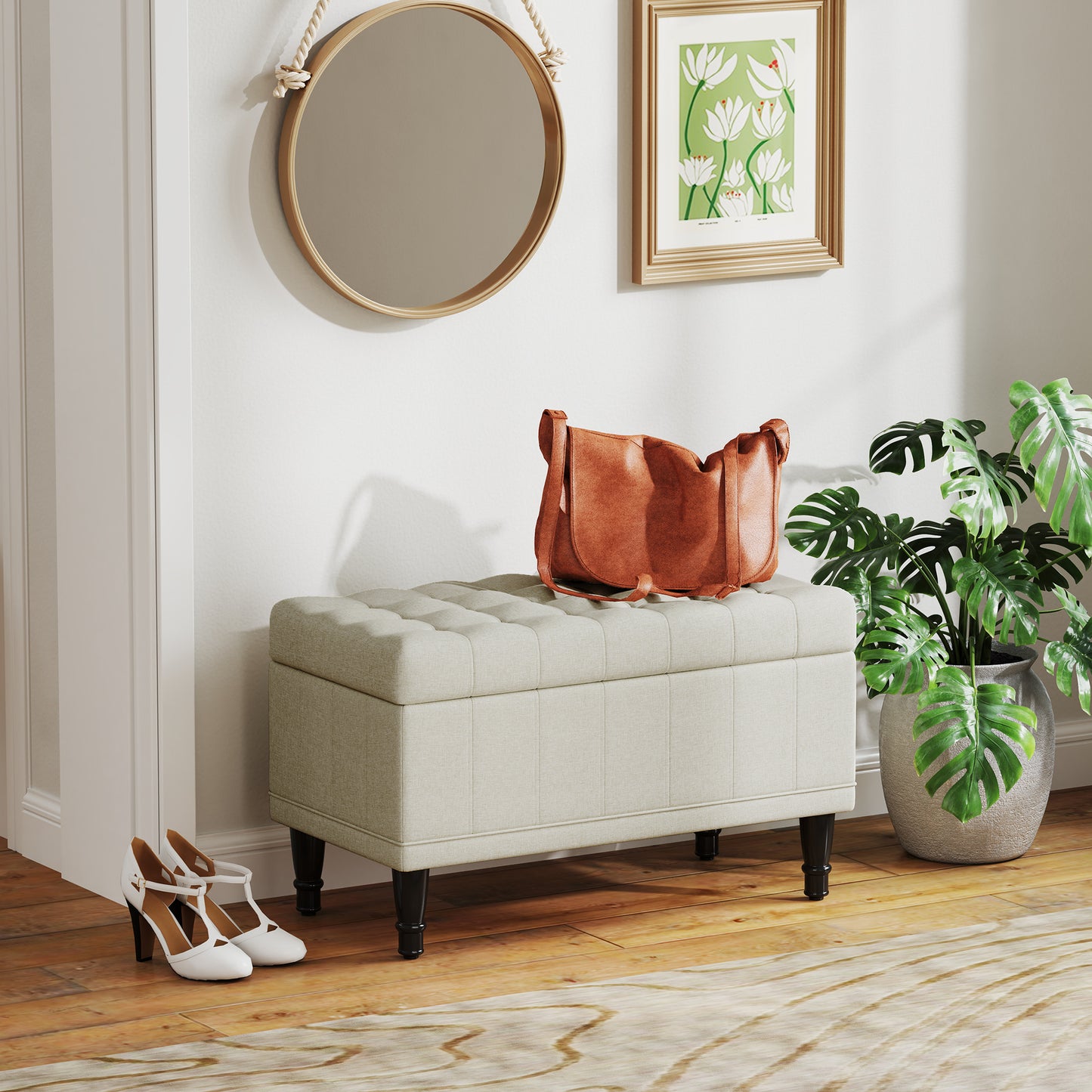 Pouf de rangement beige en tissu lin avec capitonnage à boutons, utilisé comme banc de chevet pratique et décoratif pour chambre à coucher