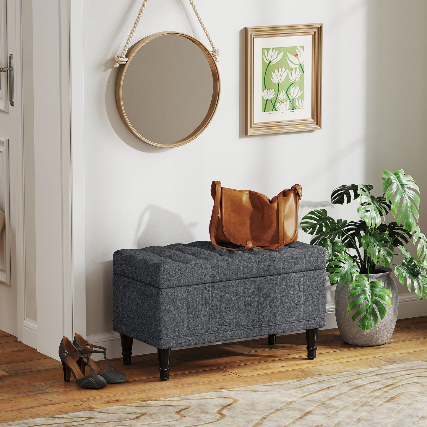 Pouf de rangement gris en tissu lin avec capitonnage à boutons, utilisé comme banc de chevet décoratif et pratique dans une chambre ou un vestibule