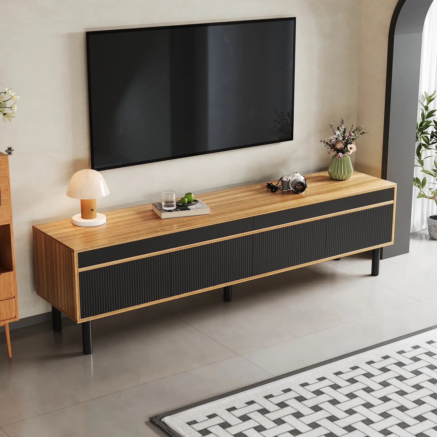 Meuble TV avec élégant motif à rayures et pieds en bois robustes, noir et naturel