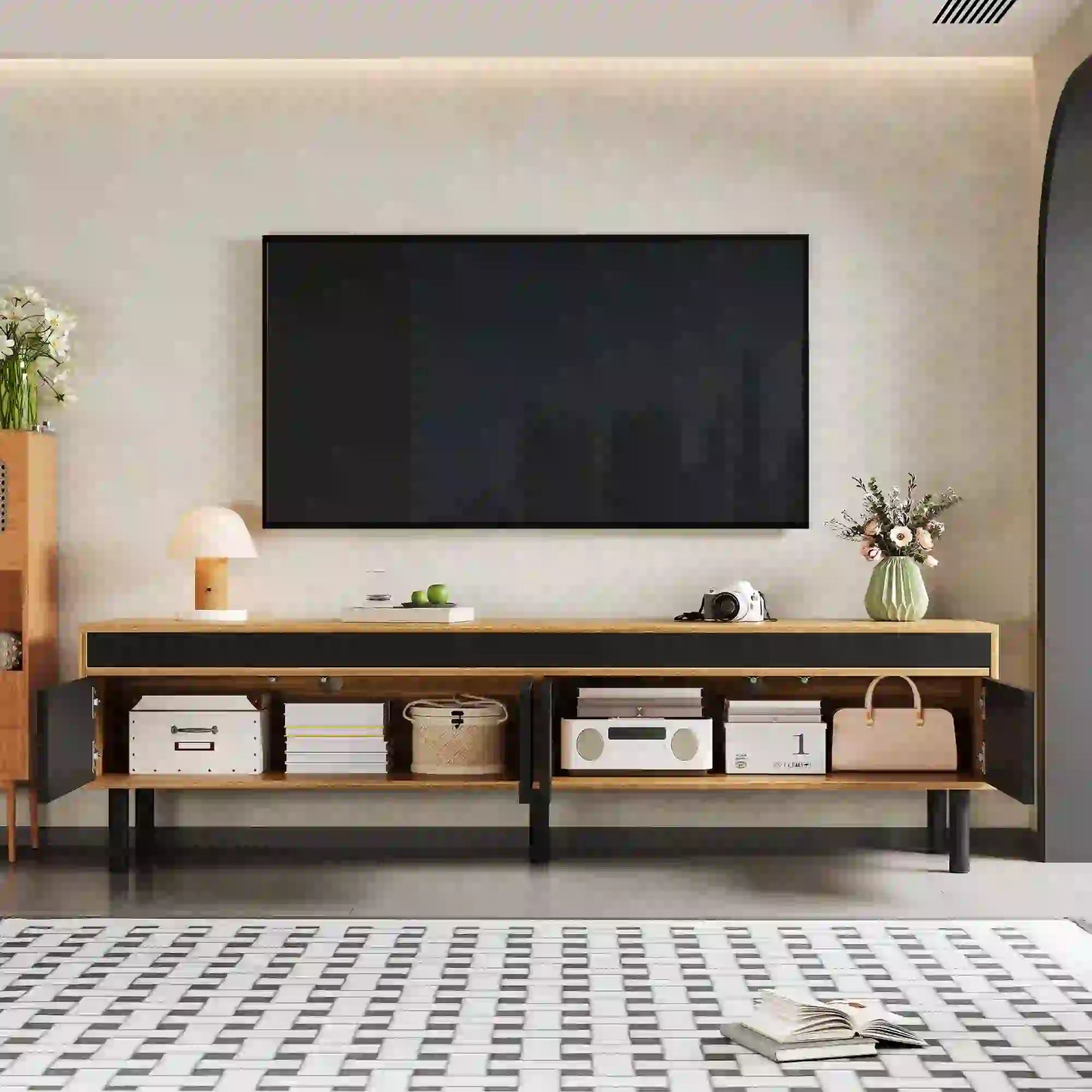 Meuble TV avec élégant motif à rayures et pieds en bois robustes, noir et naturel