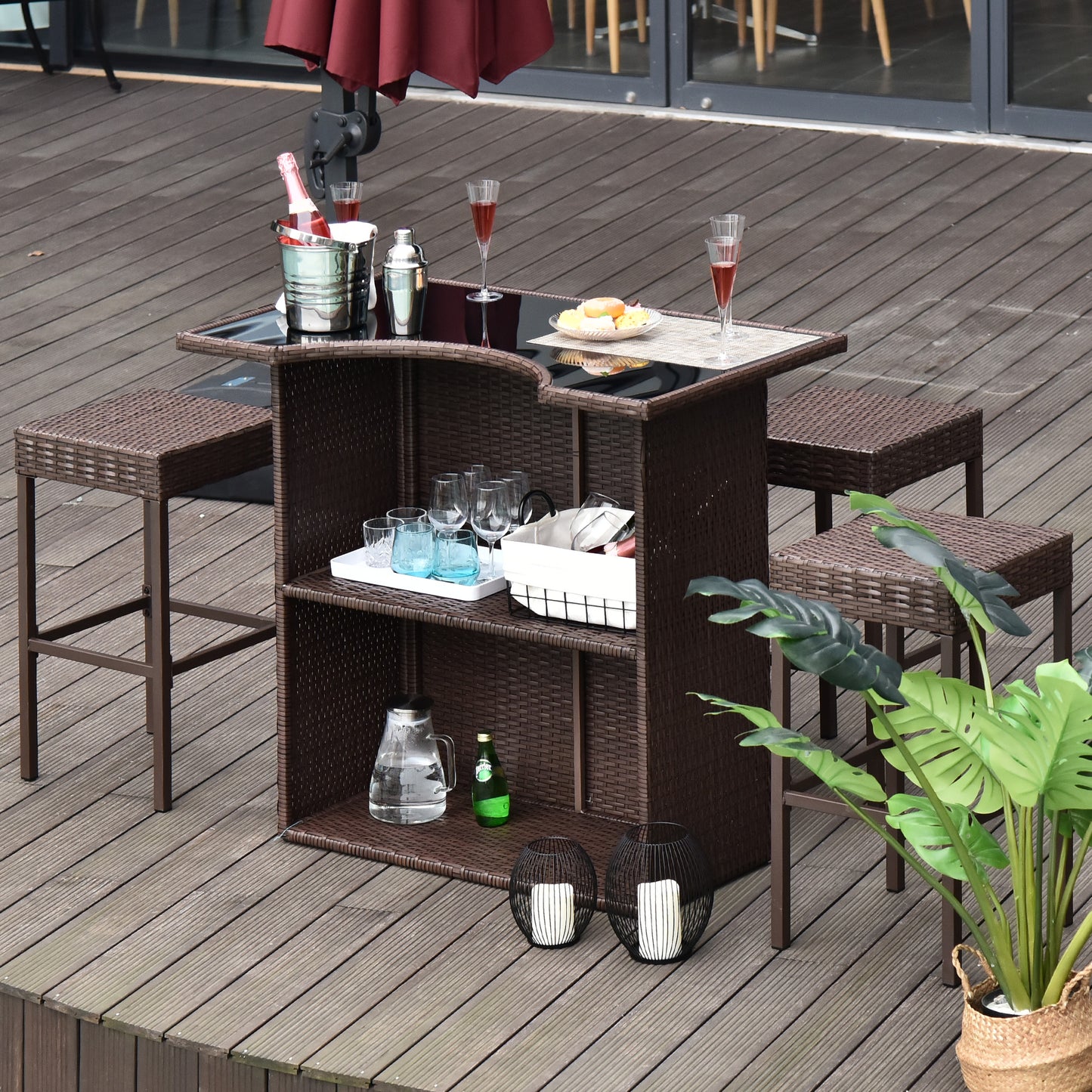 Ensemble de bar de terrasse 5 pièces, table et chaises hautes en rotin synthétique, avec plateau en verre trempé, étagères et 4 chaises de bar, marron foncé