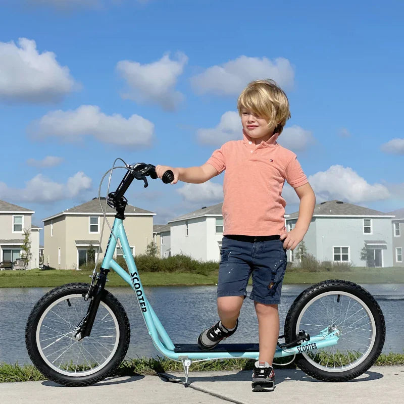 Jeune garçon sur une trottinette pour enfant à grandes roues noires, cadre bleu clair, en extérieur près d’un étang, ciel bleu en arrière-plan.