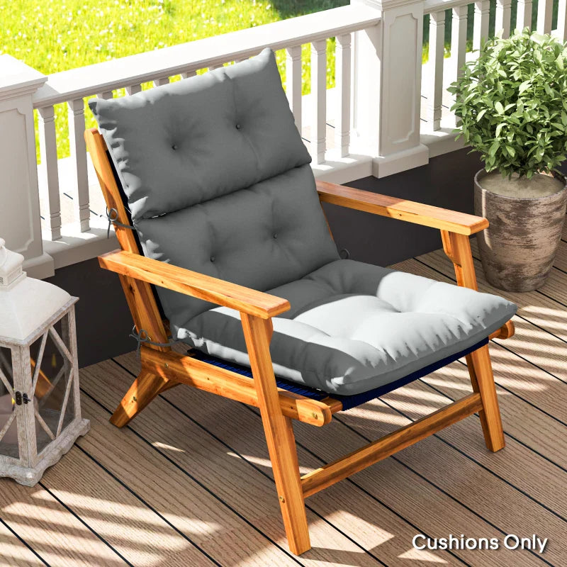 Coussin de remplacement extérieur beige pour chaise de jardin avec tissu résistant à l’eau et aux UV sur patio ensoleillé