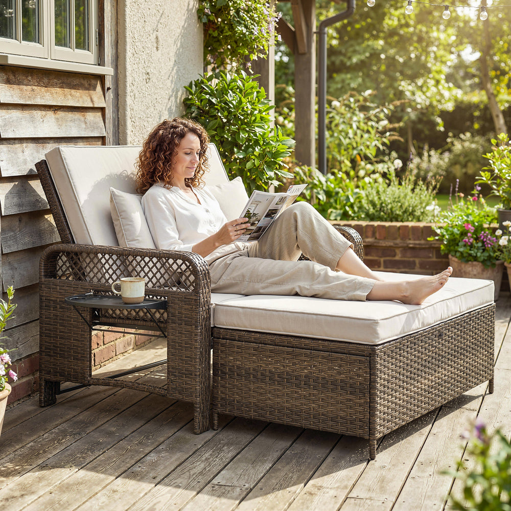 Chaises longues double de patio avec coussins, en résine tressée PE, dossier réglable et tablettes latérales, marron/crème