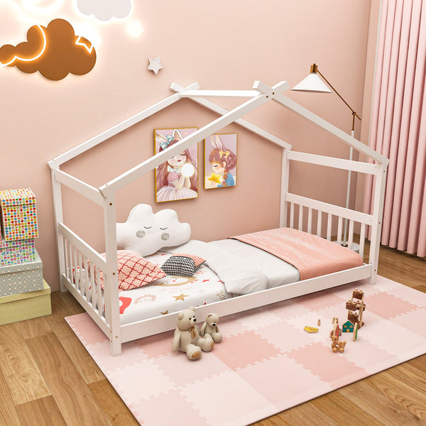 Lit simple pour enfant de type cabane en bois avec toit