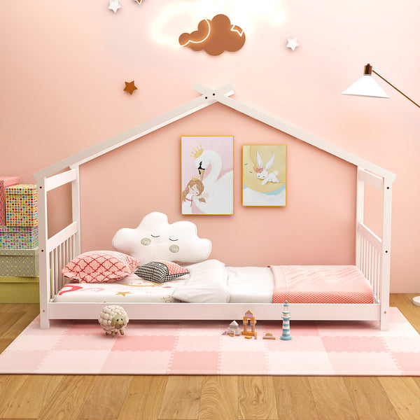 Lit simple pour enfant de type cabane en bois avec toit