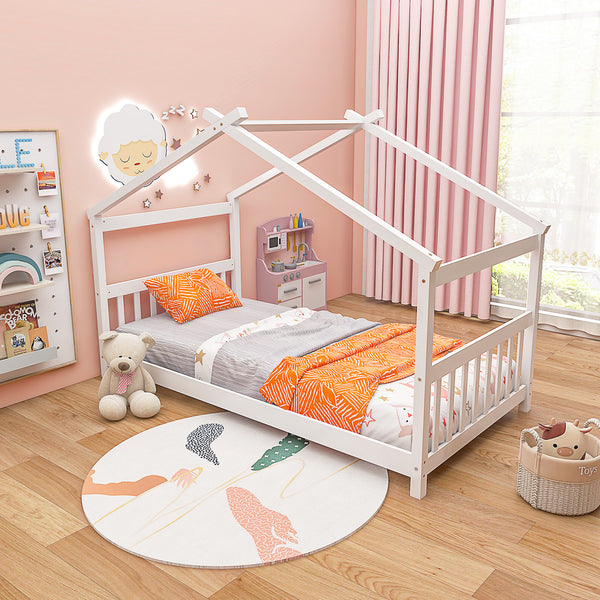 Lit simple pour enfant de type cabane en bois avec toit