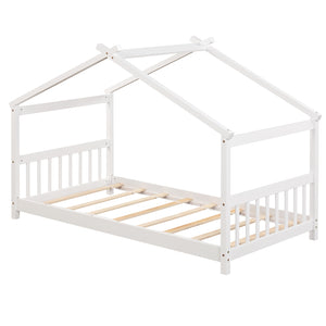 Lit simple pour enfant de type cabane en bois avec toit