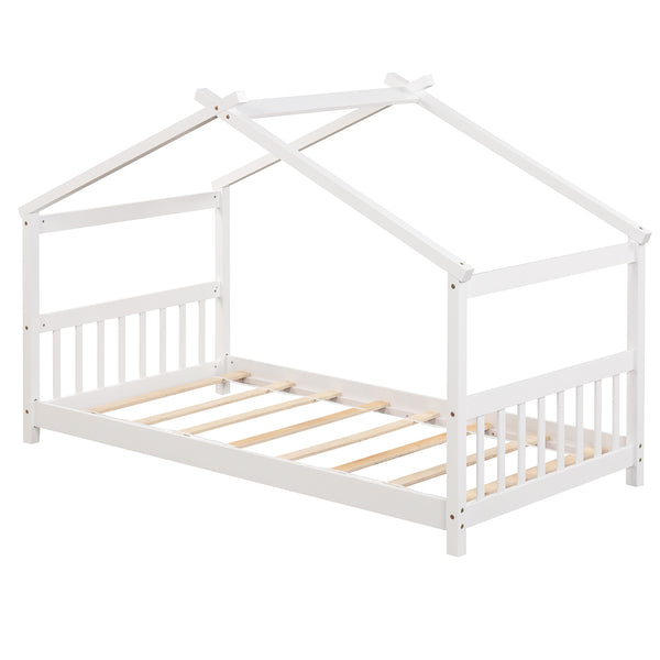 Lit simple pour enfant de type cabane en bois avec toit
