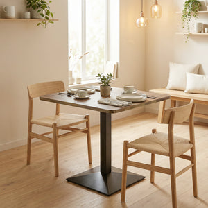 Table de salle à manger carrée avec piètement en acier, compacte et peu encombrante, aspect noyer.