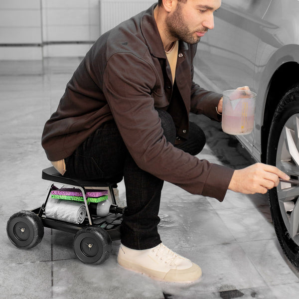 Tabouret de jardin roulant avec plateau porte-outils intégré