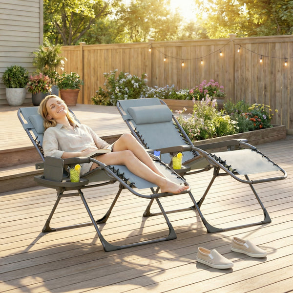 Ensemble de 2 chaises longues d'extérieur Zero Gravity, pliantes et inclinables, avec porte-gobelet et appui-tête, gris clair