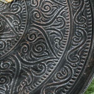 Table basse vintage ronde de 61 cm avec plateau martelé et structure en métal, couleur étain