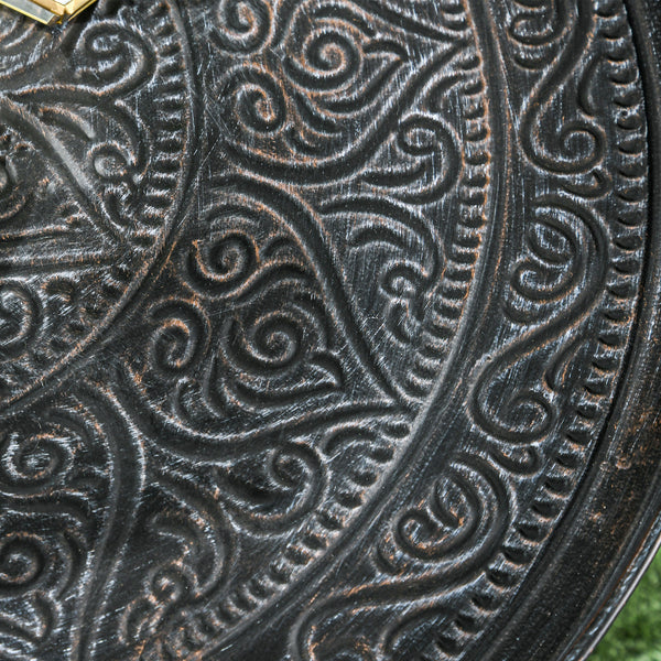 Table basse vintage ronde de 61 cm avec plateau martelé et structure en métal, couleur étain