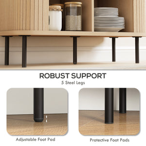 Buffet nordique avec portes tambour à lattes et pieds en métal, chêne