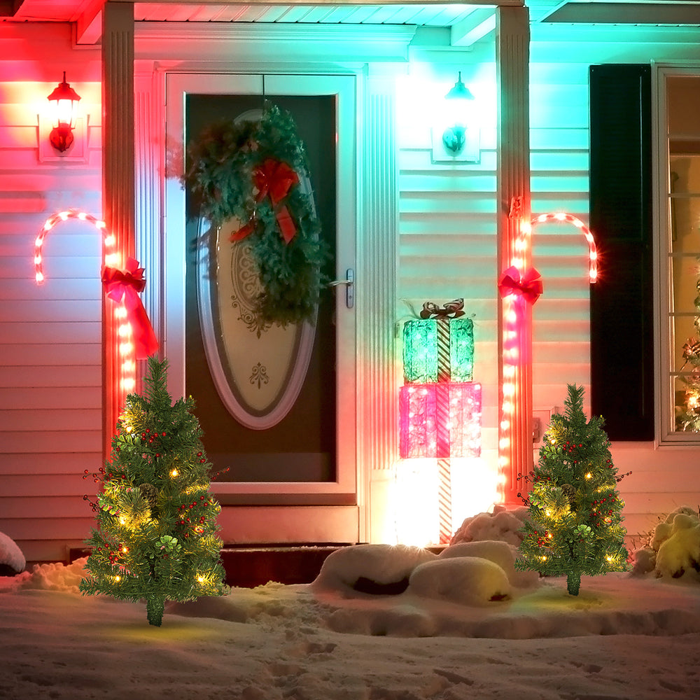 Lot de 2 sapin de Noël artificiel pré-éclairé avec baies rouges et pommes de pin