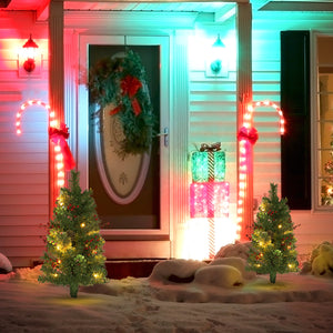Lot de 2 sapin de Noël artificiel pré-éclairé avec baies rouges et pommes de pin