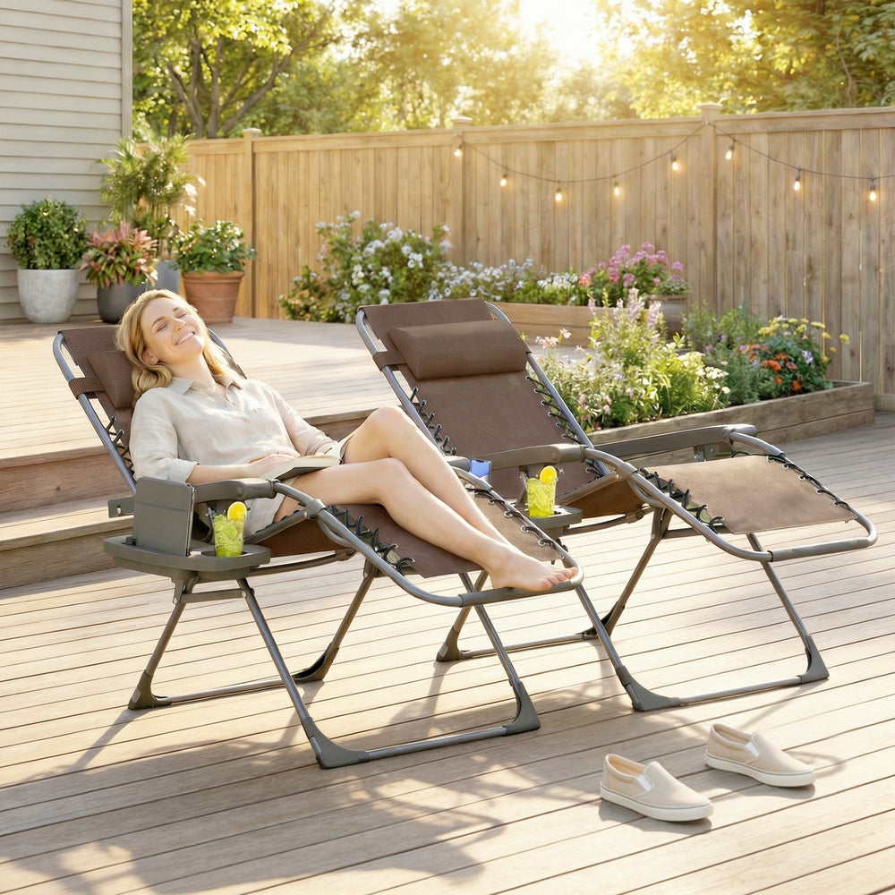 Ensemble de 2 chaises longues d'extérieur Zero Gravity, pliantes et inclinables, avec porte-gobelet et appui-tête, marron