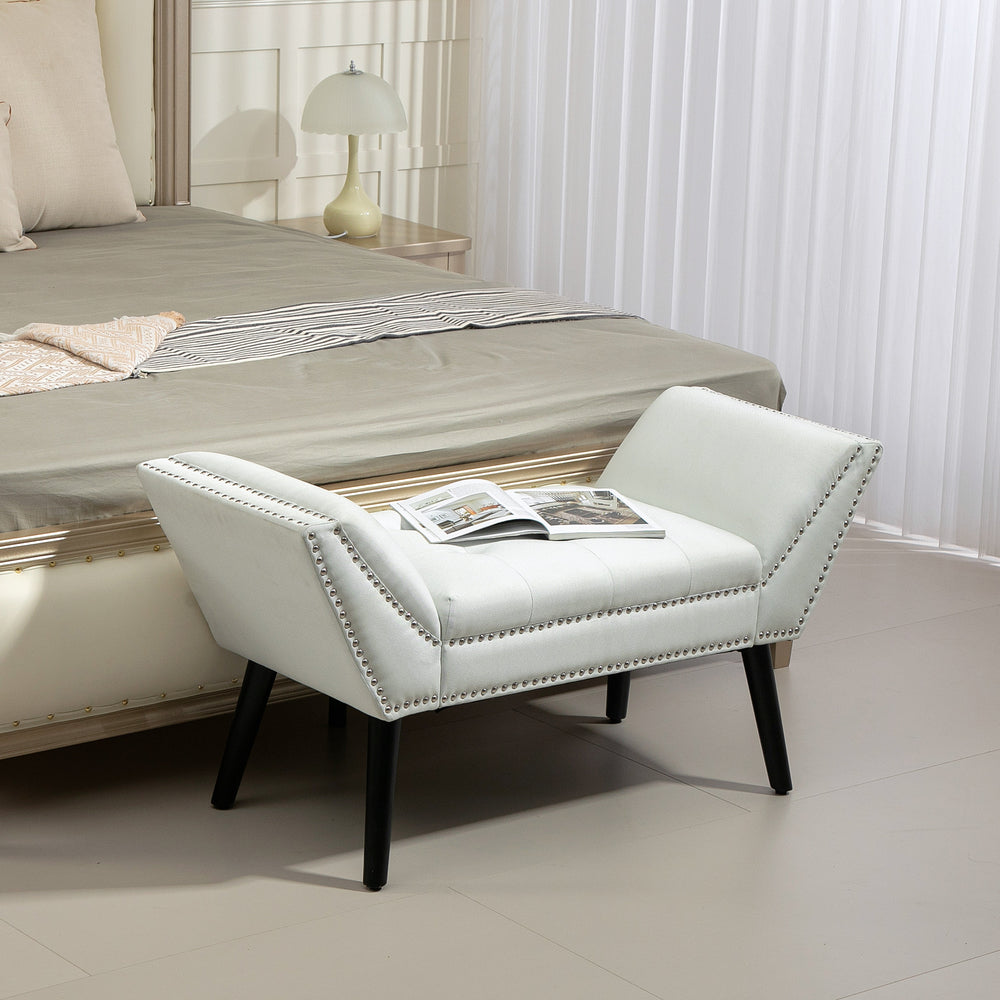 Banc rembourré moderne avec accoudoirs et garniture cloutée, blanc