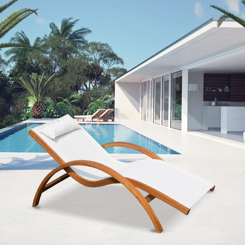 Chaise longue d'extérieur en bois, inclinable, avec appui-tête et assise en maille, couleur crème.