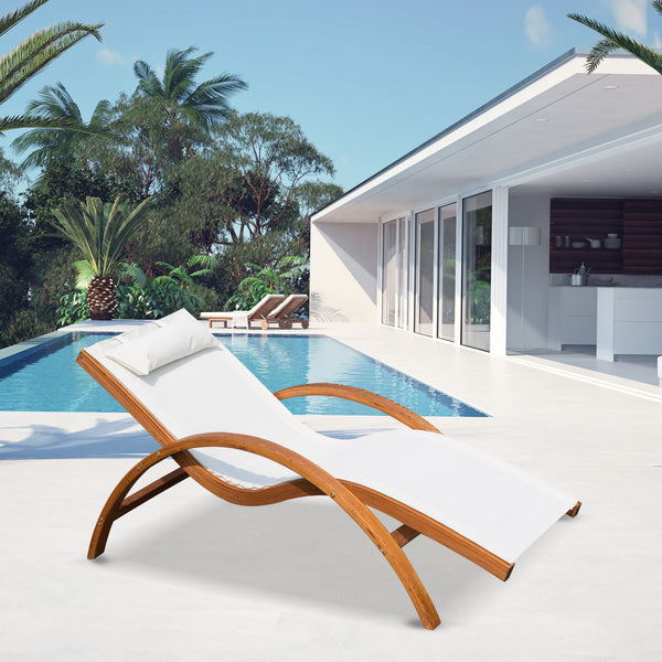 Chaise longue d'extérieur en bois, inclinable, avec appui-tête et assise en maille, couleur crème.