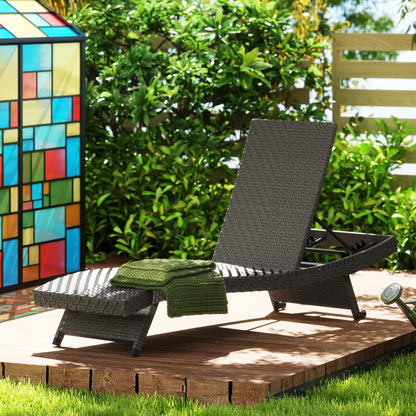 Chaise longue pliante d'extérieur Outsunny en rotin avec dossier réglable sur 5 niveaux et roulettes pour jardin et terrasse, gris mélangé