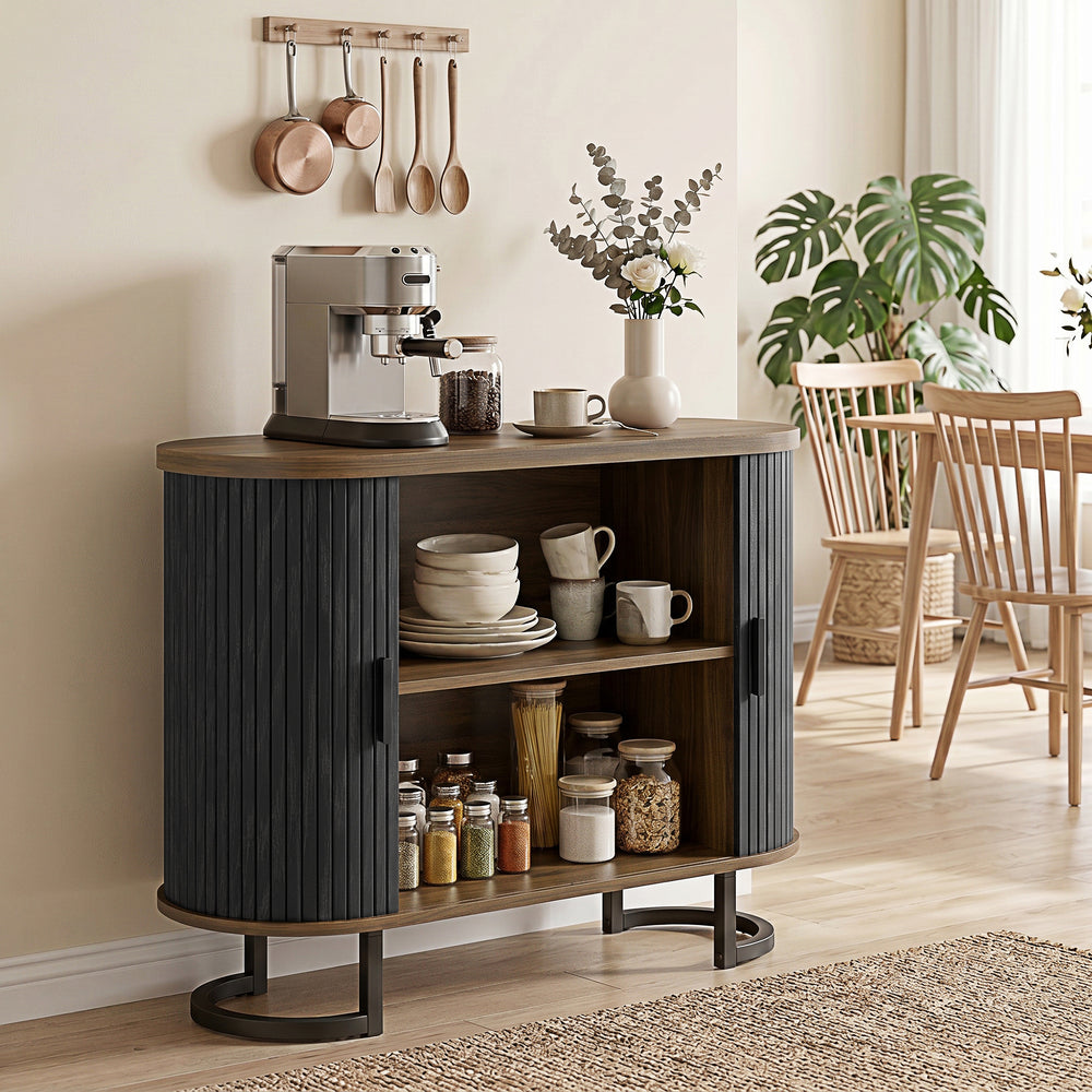 Buffet avec portes tambour cintrées, plateau épais et pieds en métal arqués, marron et noir.