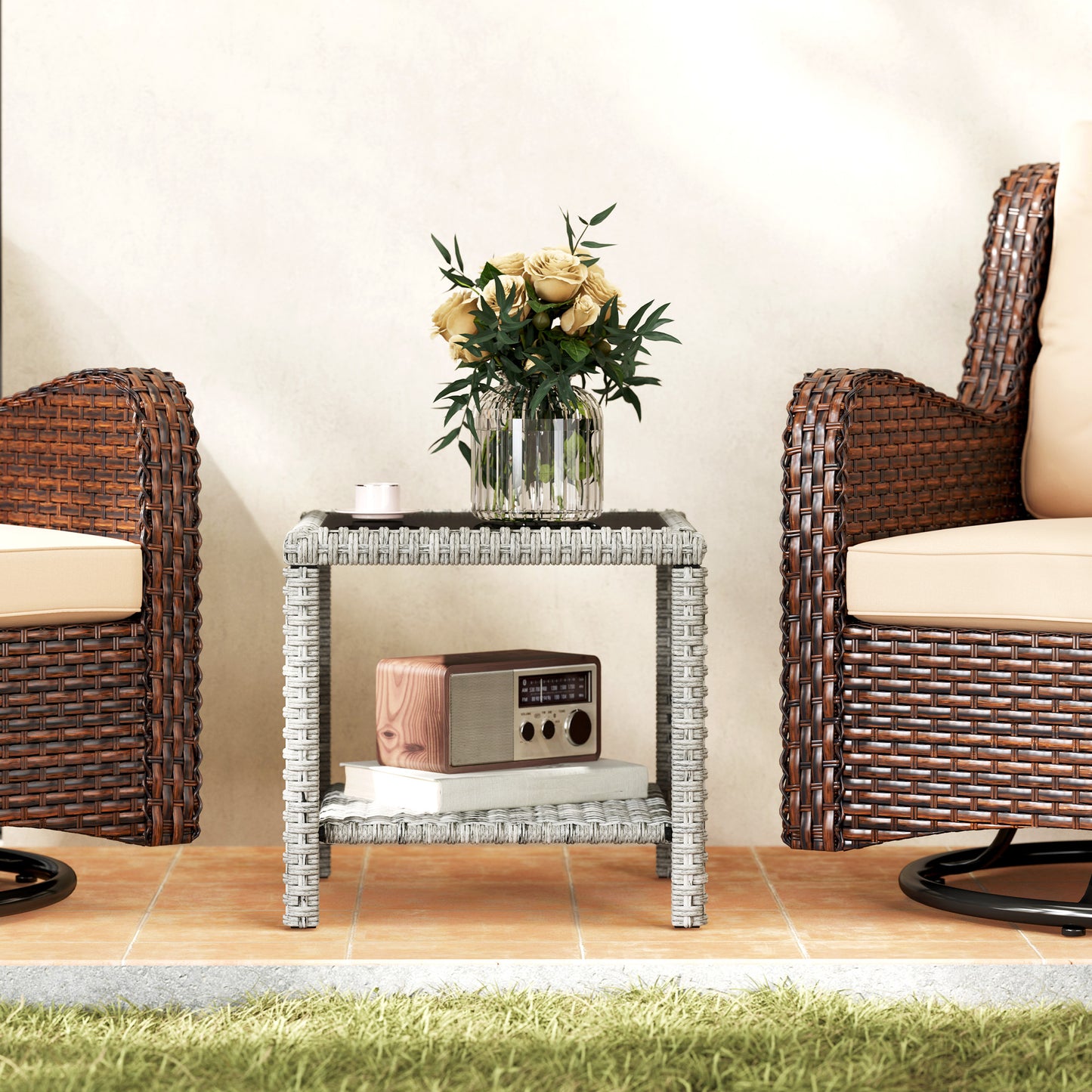 Table basse d'extérieur Outsunny 48 cm en osier avec plateau en verre et étagère de rangement pour jardin, véranda, balcon, terrasse, gris foncé