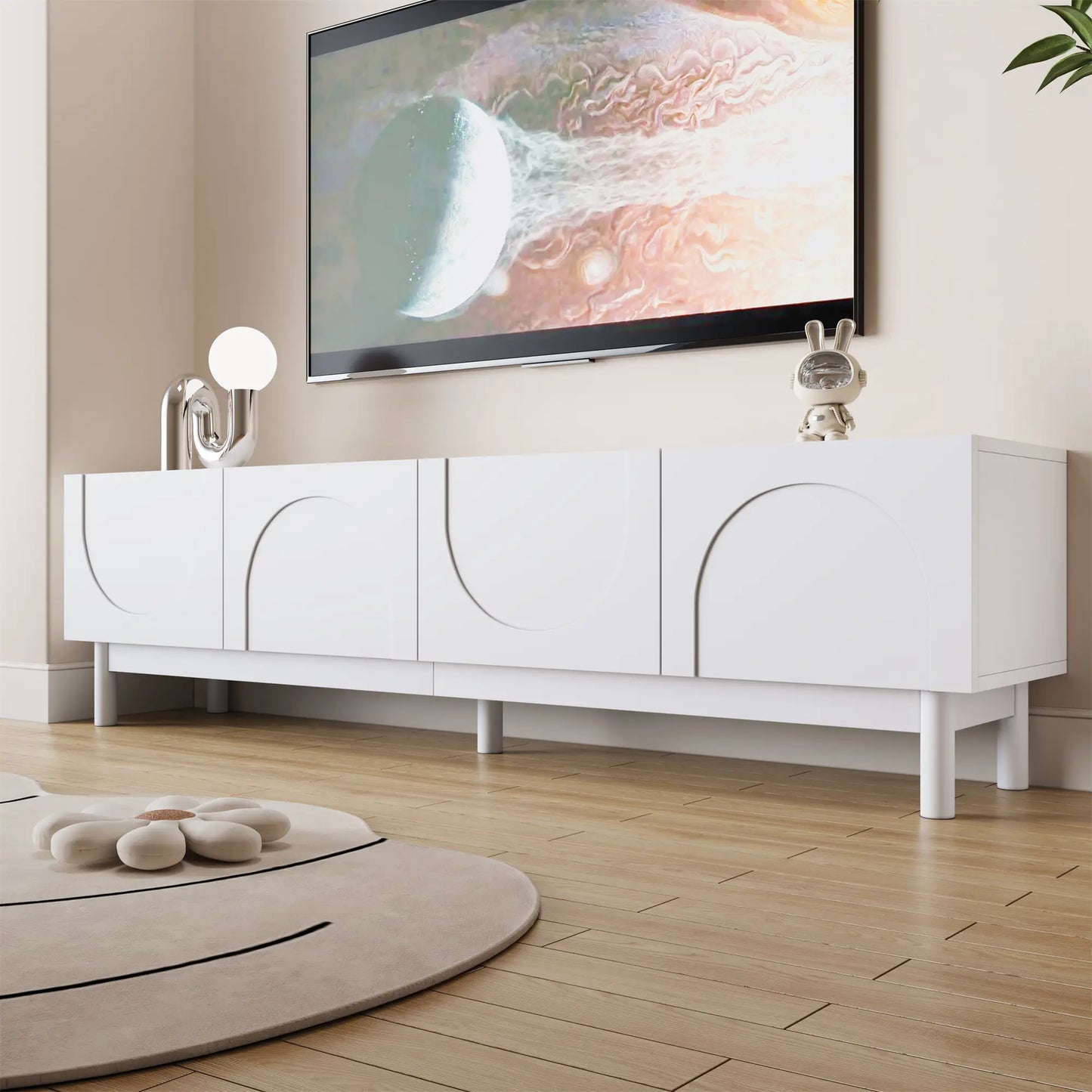 Meuble TV moderne avec portes ondulées, grand espace de rangement et pieds robustes, blanc