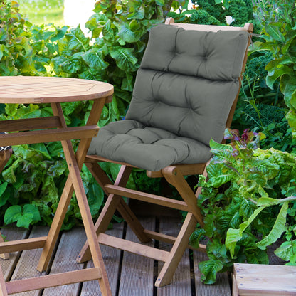 Coussin touffeté gris foncé avec rembourrage épais et attaches en corde, conçu pour chaise de patio extérieur