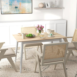 Table de salle à manger de style campagnard, avec structure en pin, couleur naturelle.