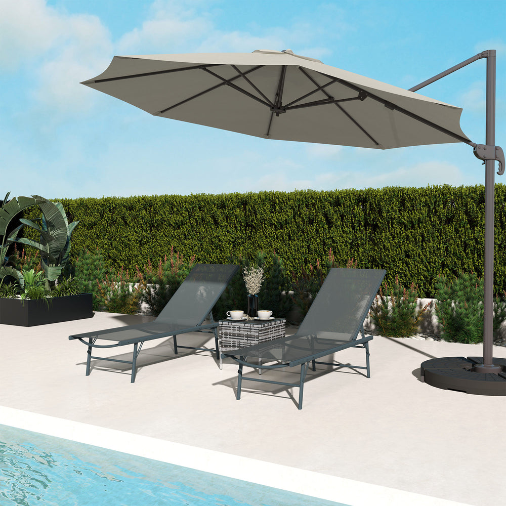 Lot de deux chaises longues ajustables gris clair avec assise respirante en maille et dossier inclinable pour terrasse ou jardin