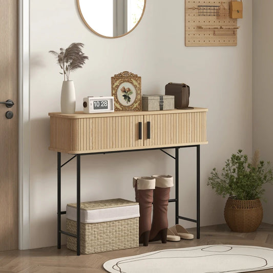 Console étroite avec portes coulissantes à lattes et pieds en acier, chêne et noir