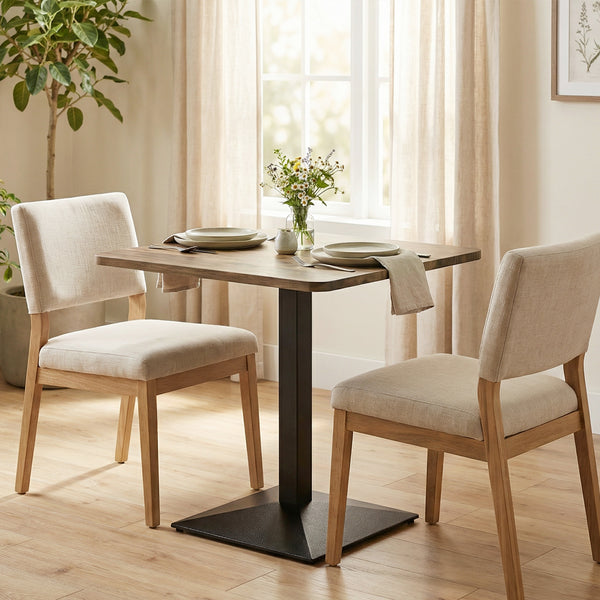Table de salle à manger carrée avec piètement en acier, compacte et peu encombrante, aspect noyer.