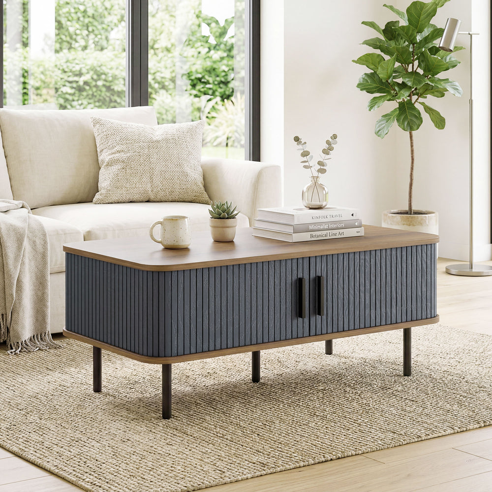 Table basse avec rangement et portes coulissantes cannelées – Noir et noyer