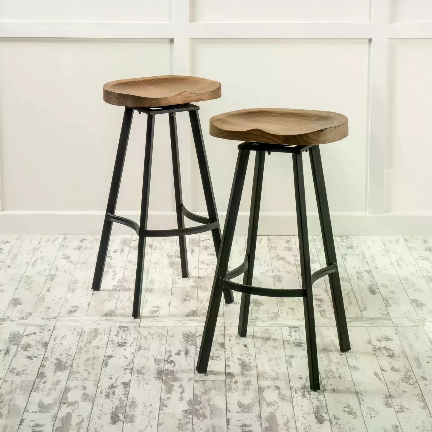 Ensemble de 2 tabourets de bar pivotants de style industriel avec cadre en fer finition rouille, assise en pin, aucun assemblage requis, naturel