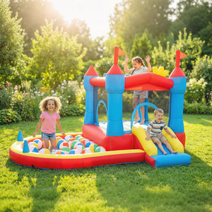 Château gonflable pour enfants avec toboggan, piscine à balles, panier de basket et souffleur pour une utilisation intérieure et extérieure.