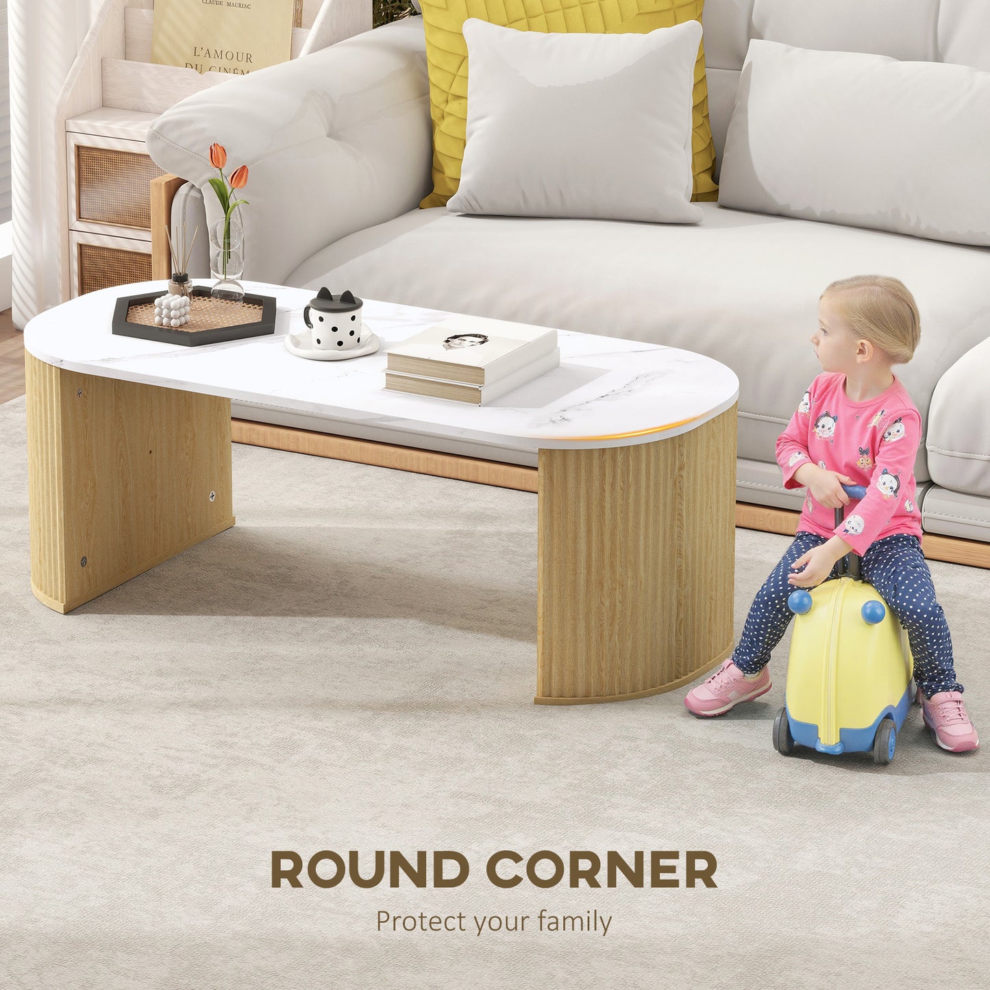 Table de salon moderne effet marbre avec coins arrondis et pieds épais, bois naturel